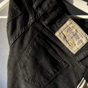 Svarta tvättade bootcut jeans från ralph lauren, säljer då de är för små! Innerbenslängd: 67cm