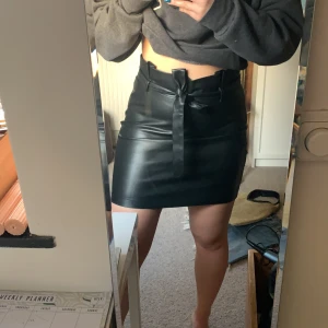 Svart kjol - Svart skinkjol från bikbok. Knappt använd, fint skick! 100kr + frakt