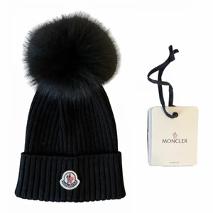 Moncler mössa - Moncler mössa köpt från Vestiaire Collective. Kan inte returnera och därför testar jag att sälja den vidare