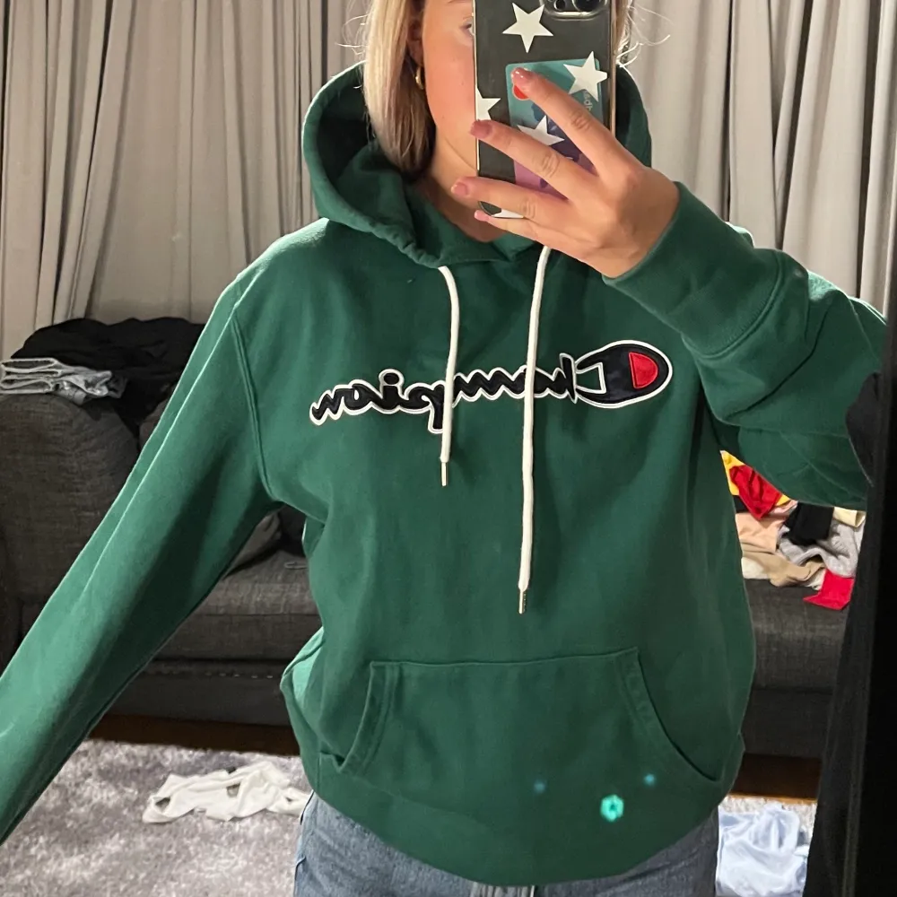 Skit snygg grön hoodie från champion! Köpt för 700 och är i topp skick💜. Hoodies.