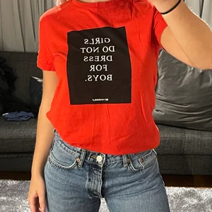 Tshirt  - Röd tshirt från stradivarius!