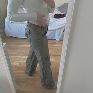 Cargobyxa - Snygga gröna cargobyxor som tyvärr är för tigha för mig i midjan. Använd vid enstaka tillfällen så är i gott skick. Är 163 och dom räcker precis ner till marken. Dom är lågmidjade och det står 32 men skulle snarare säga 34-36. Vill du ha nogrannare storleksguide så är det bara att kontakta mig för mer info. Frakten +62