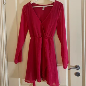 Rosa miniklänning från Nelly - Fin rosa midi-klänning som inte har använts pga att den inte är min stil, men sitter super fint på. Skriv för fler bilder/bilder med klänningen på. Finns inte kvar på Nelly.com. Köpare står för frakt❣️