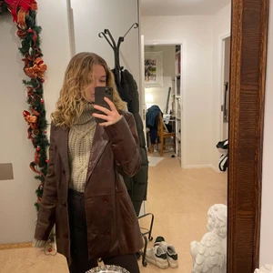 VINTAGE skinnkavaj!!! - Vintage kavaj i äkta skinn. Storlek M men passar allt från XS-M. Nypris 5 000kr, bud!