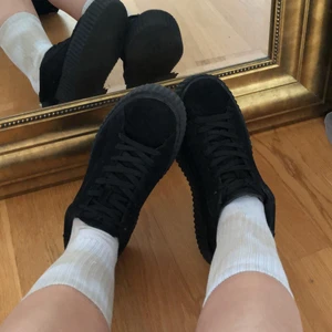 Svarta goth sneakers  - Säljer dessa riktigt coola goth sneakers från New Look. Använda endast en gång, men ser helt nya ut 🖤