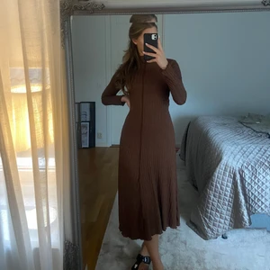 Klänning - Säljer denna fina ribbstickade klänning från mango i storlek S🤎