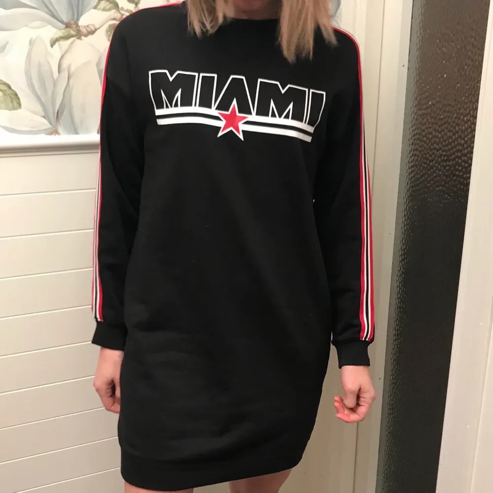 Supermjuk och skön klänning med Miamitryck i sweatshirttyg! Använd 1 gång så skulle säga att den är i nyskick! 💓🤝  modellen är 175cm lång!. Klänningar.
