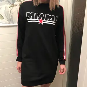 Supermjuk och skön klänning med Miamitryck i sweatshirttyg! Använd 1 gång så skulle säga att den är i nyskick! 💓🤝  modellen är 175cm lång!