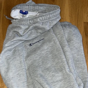 Mjukis - Säljer mina fina Champions mjukisbyxor då dom inte kommer till användning, storlek M men passar även S. Dom är i bra skick men har ett hål längst ner på benet som min kanin har råkat tugga sönder men de är ganska lätt att sy! Pris går att diskutera❤️