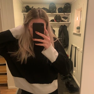 Svart/vit stickad tröja - Superfin och skön stickad tröja från H&M. Storlek M men skulle passa L också. Köparen står för frakten❣️