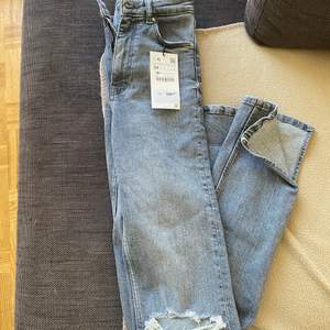 Säljer ett par zara jeans med slits och slitningar på knäna, helt nya och aldrig använda, prislapp kvar. Storlek 34 |  Helt slutsålda och finns ej kvar i sortimentet längre ⚡️