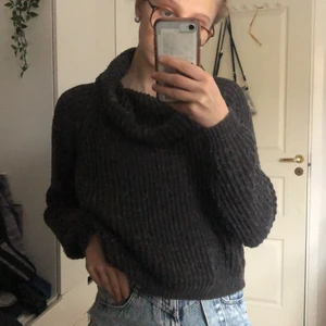 Stickad tröja  - Stickad tröja från Kappahl, med krage. Tröjan är väldigt varm och sticks ej. Den är mörkgrå och i bra skick. Möts gärna upp i Malmö eller så står köparen för frakt.