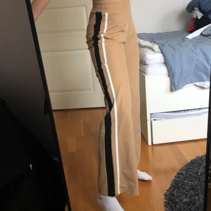 Beiga byxor  - Säljer att par nästan helt oanvända byxor (nyskick) från Gina. Byxorna är jättesköna och passar till allt. De  har resår i midjan så passar många storlekar. Det är straight legs, sitter ganska löst kring benen. Möts gärna upp i Malmö eller så står köparen för frakt.