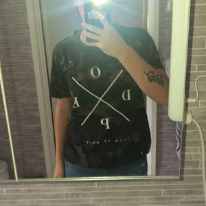 Dope camo t-shirt storlek M  - Är nått år gammalt plagg men i bra skick. Är en lite längre t-shirt!