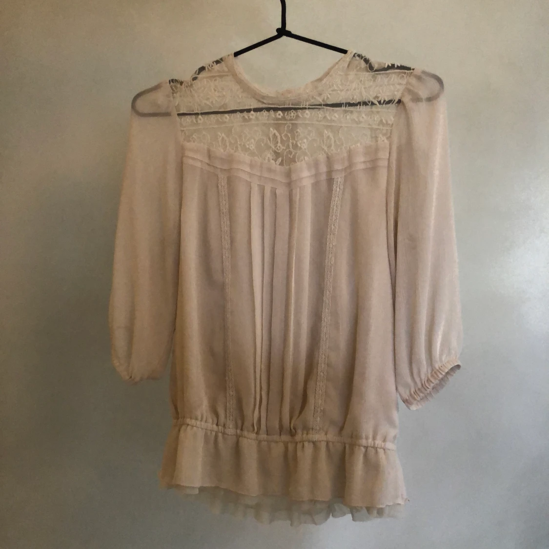 Beige topp med fina detaljer  - 90