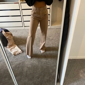 Beige kostymbyxa - Oanvända beiga kostymbyxor från Bik Bok! Säljer pga kommer inte till användning och därför i väldigt bra skick! Skriv vid intresse eller fler bilder💗