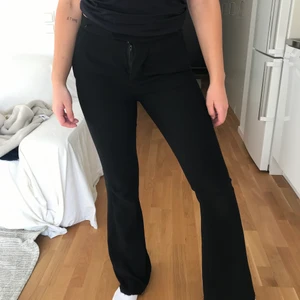 Kostymbyxor från Zara, stl. M - Svarta supersnygga kostymbyxor från Zara! Stl. M, jag är 175cm lång. Köparen betalar frakt.