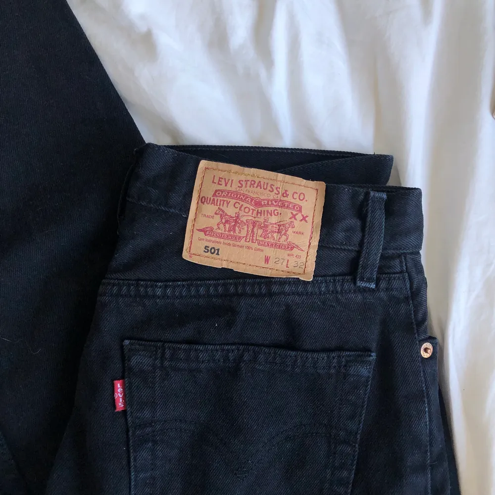 Fina Levis 501:or som jag inte får på mig längre🥺är 1.64 lång och de passar perfekt i längd!💕. Jeans & Byxor.