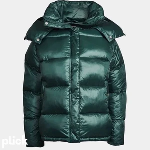 Bik bok jacka - Jättefin grön jacka från bik bok! Ganska sliten men går att använda!💗 skriv för egna bilder! Saknar luva. Kan även tänka mig byta mot en s!