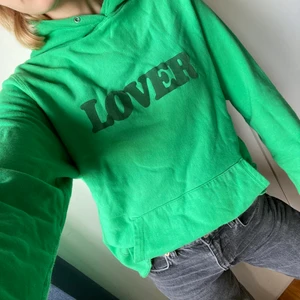 BIANCA CHANDÔN HOODIE - Grön Bianca Chandôn hoodie! Unisex så passar både tjejer och killar ❤️
