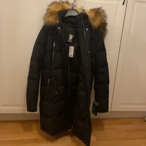 Rockandblue stl 36 - Säljer min Vinterjacka från Rockandblue stile Arctica  stl 36. Köpt förra året men har aldrig använt den. Den är i helt nyskick med lappar kvar. Längd från axel bak 85 cm, byst 102 cm, ärmlängd från axelsöm 63,5 cm i stl. 36. Nypris 3799kr kan mötas upp i Stockholm eller skicka spårbart med PostNord. Utan bud 2000kr!