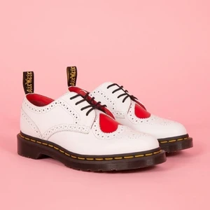 Dr Martens - Joyce Red Heart - Säljer pga för små, använda 1-2 gånger. En liten skråma på främre tån men annars näst intill nyskick. Nypris 1500kr går ej att köpa i affären/online längre vad jag vet. Kommer i original lådan✨