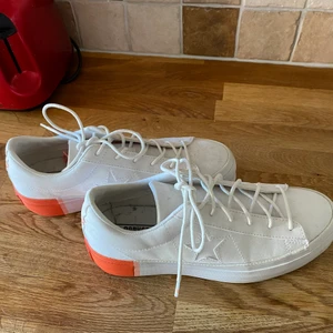 Converse - Helt oanvända. Storlek 38/39. Passar båda!