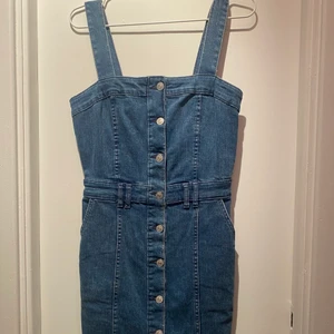 Snygg jeansklänning från Mango - Superfin kort jeansklänning från Mango i storlek XS, men passar även S. Modellen formar sig fint längs med kroppen och har ett stretchigt material. I nyskick