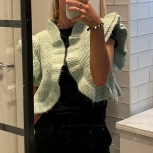 Grön zara kofta  - Säljer min superfina zara kofta i storlek M, använd 2 gånger så den är som ny. Lägger in egna bilder snart då koftan är hos en kompis just nu. Frakt 66kr.