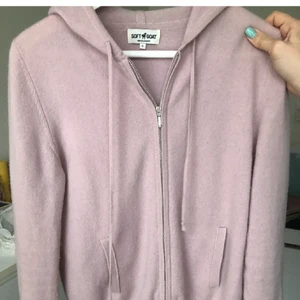 Rosa soft goat zip up - Är intresserad av att byta min superfina smuts rosa soft goat mot en annan färg i storlek xs/s! Eller om någon vill köpa för 1000kr direkt!!🌟🌟