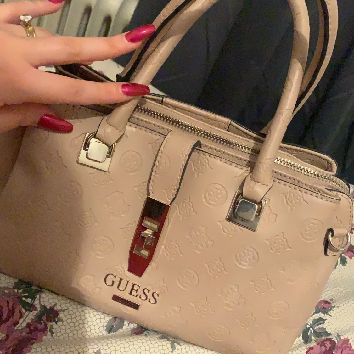 Beige Guess väska 