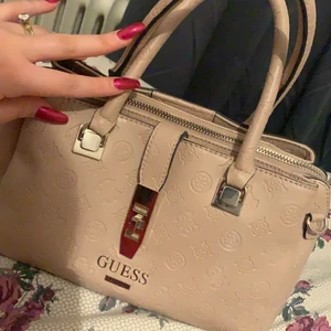 Beige Guess väska  - Vill sälja denna väska 🧳 då jag har massa väskor redan den är köpt för 7 månader sedan och aldrig använd köpte den för 1890 kr men vill sälja den för 600 inkusive frakt ☺️ 