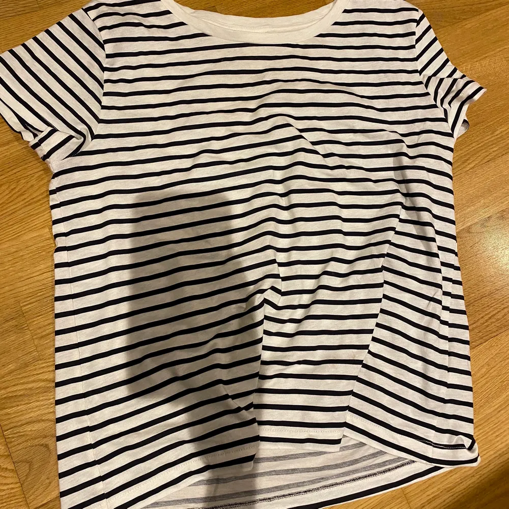 En randig tröja som ger mig lite Stockholms stil, använt en gång då den nästan är helt ny.. T-shirts.