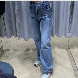 säljer mina supersnygga favorit jeans eftersom att jag redan har två par🥰 de är i fint skick utan skador, dessa är i storlek 34 men passar mig som vanligtvis brukar ha 36. möts upp i gbg eller så betalar köparen frakten💕