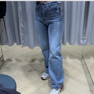jeans - säljer mina supersnygga favorit jeans eftersom att jag redan har två par🥰 de är i fint skick utan skador, dessa är i storlek 34 men passar mig som vanligtvis brukar ha 36. möts upp i gbg eller så betalar köparen frakten💕