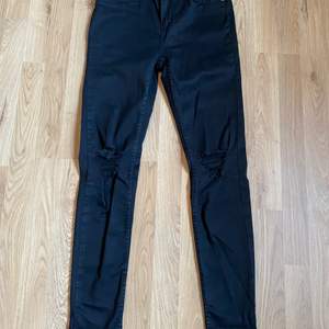 Säljer ett par oanvända svarta jeans med hål i i storlek M ifrån lager 157.