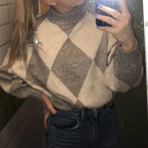 Stickad tröja HmxPringle of scotland  - Jättefin tröja!!! Är lite nopprig men inte mycket. Super bra kvalitet och är varm och passar perfekt nu till höst/vinter ( 6% ull) 💛