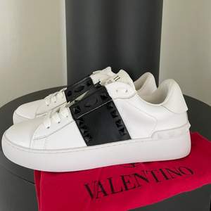 Säljer mina helt nya och så fina Valentino skor A-kopia på grund av att de var för små😫. Tog väldigt lång tid att få hem dom men köper du mina så kommer dom på vanlig leveranstid! Därav säljer jag dom för nypris+frakt, passa på!!🧸🤍⚡️
