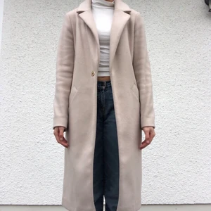 Beige kappa - Säljer denna beiga kappa ifrån River Island ✨ Kan användas höst, vinter och vår 🍁❄️🌿 Jag är 163 cm lång, och kappan är ner till knäna på mig. Köparen står för frakten❣️