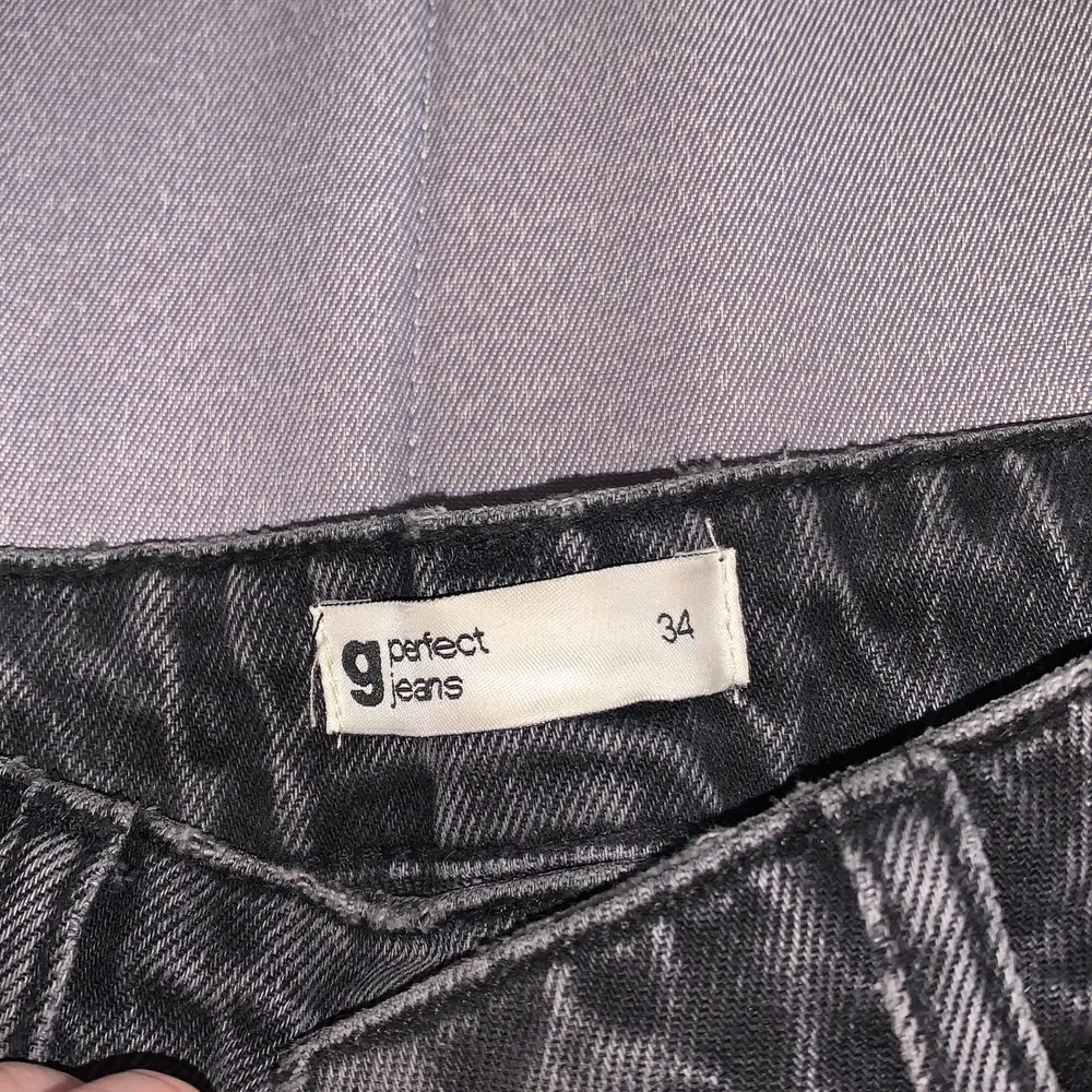 Ett par gråa vintage jeans från Ginatricot! Jättefina utan några slitningar alls, säljer för de har blivit för små.. Jeans & Byxor.