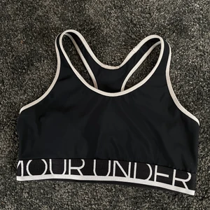 Under Armour sport bh, som ny!  - Under Armour sport bh, som ny!  •Anv. 1 gång, är som ny •Storlek S(klippte bort etiketten) •Pris: 100 kr 📍Kan mötes upp i Mölnlycke centrum 🚫Djurfritt och rökfritt hem 📬Kan skickas mot fraktkostnad 