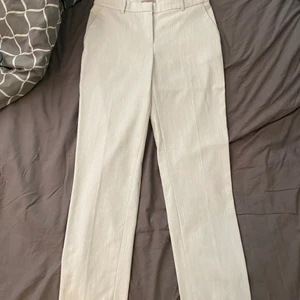 Kostymbyxor - Kostymbyxor med vit, grå nyans. Super fina har tyvärr växt ut från dem annars hade jag behållt, väldigt smickrande på rumpan.Strl 36 säljes för 150 + frakt💗