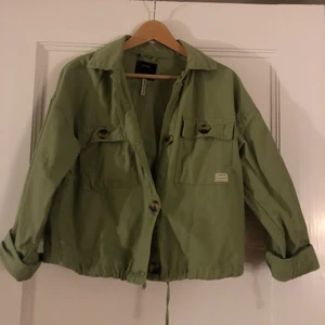 Tun jacka, midjekort Bershka S - Jacka från Bershka strl, S lös passform och snygg på 😄.