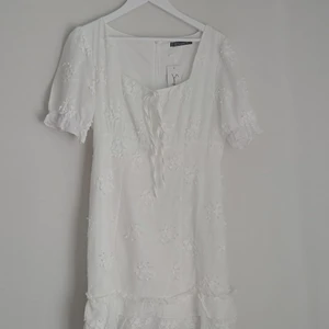 Vit sommar/studentklänning - Oanvänd student/sommarklänning med blommigt lace. 