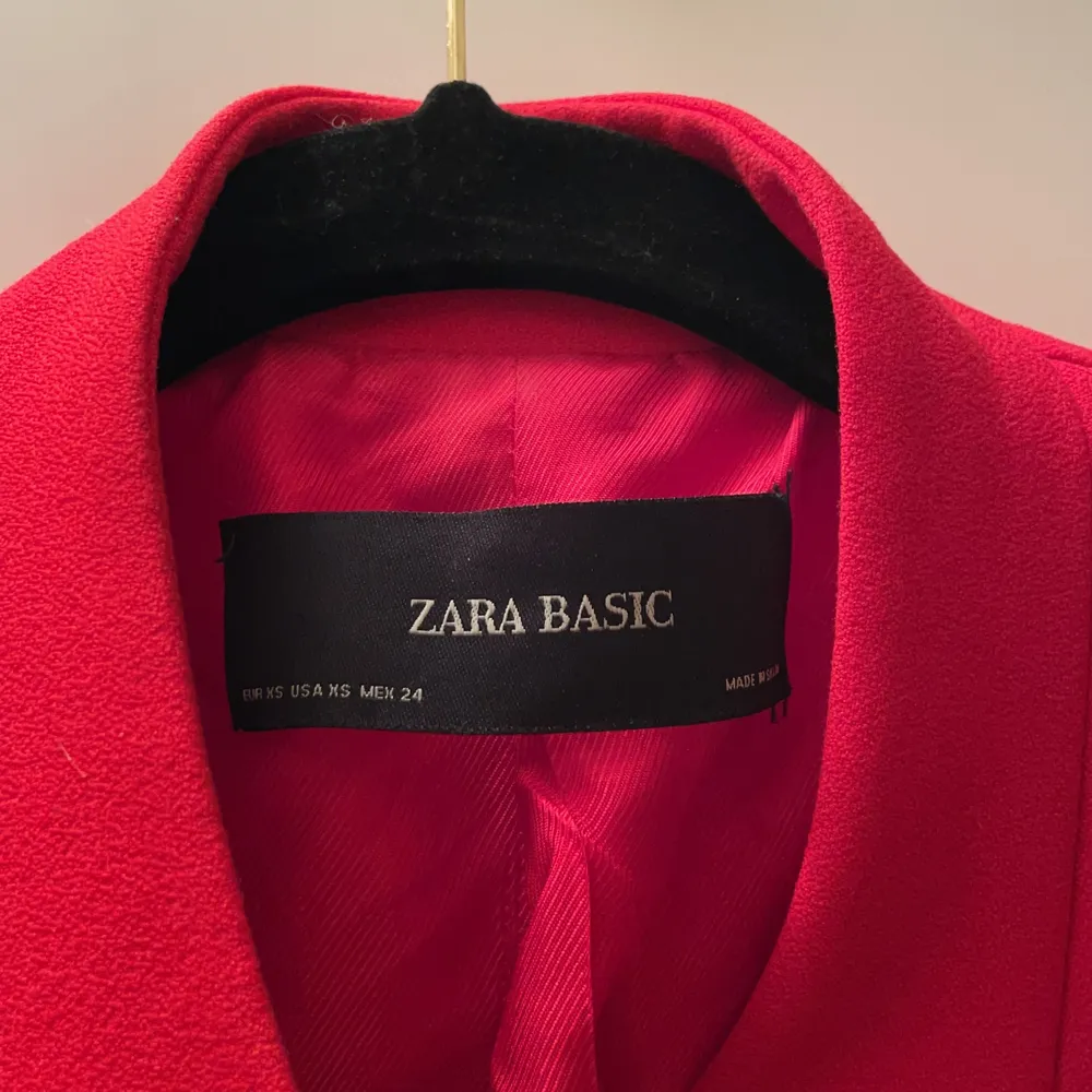 Röd kappa från Zara som är använd 2 gånger. Säljer då jag ej använder den. . Jackor.