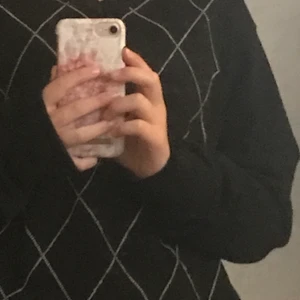 Rutig tröja strlk M - Köpte denna second hand förra året och älskade den men har bytt stil nu så den kommer aldrig till användning längre tyvärr. Bra skick, inget fel på den. Perfekt nu till hösten🍁 Strlk M.💕