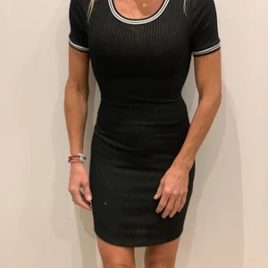 Svart tight klänning  - Super snygg svart klänning med vita detaljer och som sitter tight 🖤🤍