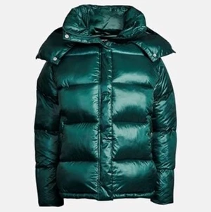 Grön dunjacka från Bikbok - Grön jacka från bikbok, använd väldigt få gånger och inga defekter💗 Köp direkt för 800 + frakt, budgivning om många är intresserade!💞 Bara att skriva för fler bilder!☺️