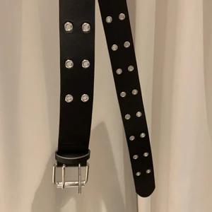 Svart skärp🖤 - Svart skärp med silver detaljer från HM. Använt det 0 gånger.