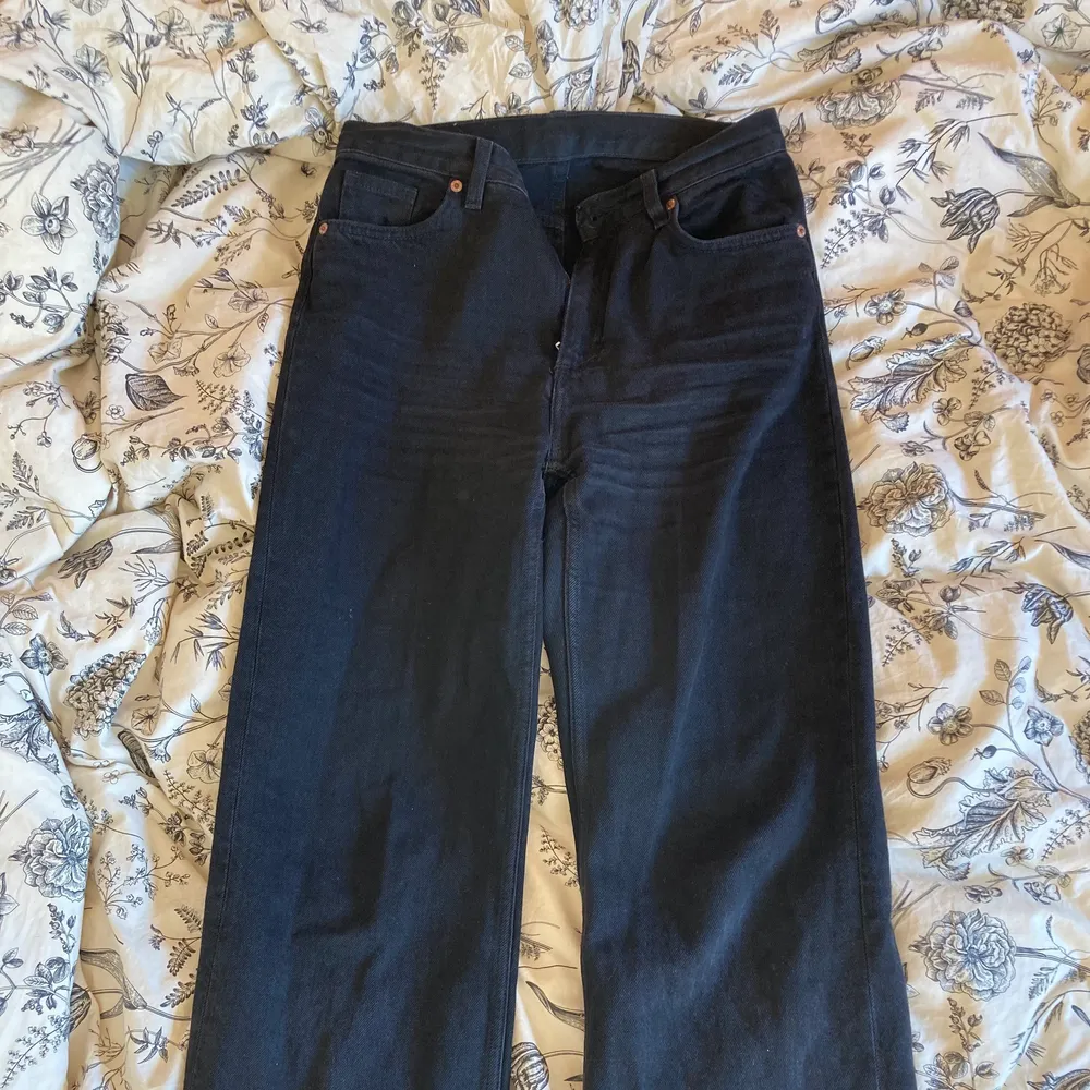 Coola svarta jeans från Monki! Säljer pga att de är lite för stora & långa, därav croppningen. Frakt tillkommer :). Jeans & Byxor.